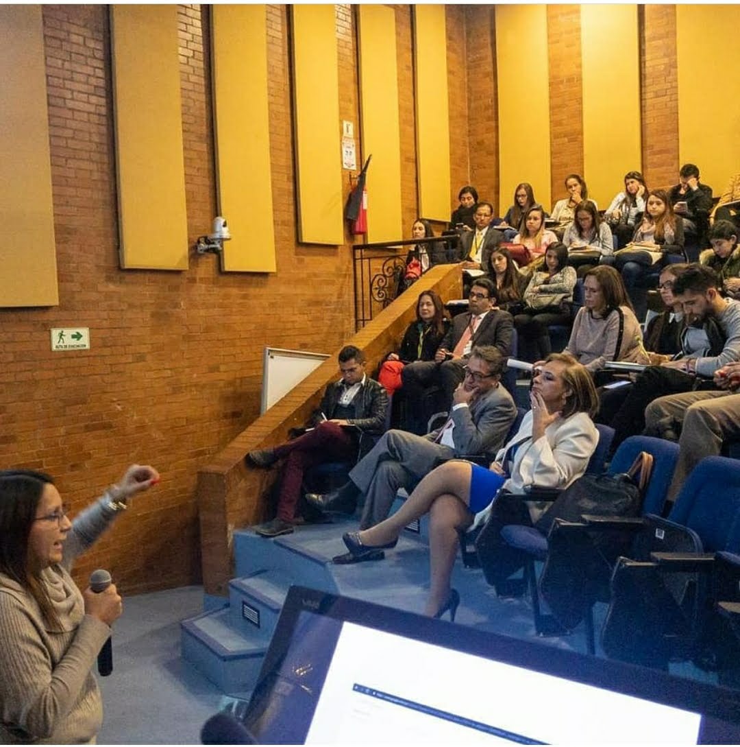 Alejandra Amézquita Acosta dictando un taller en la Cámara de Comercio de Bogotá
